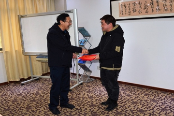 娄底市迎江区政协主席叶进明一行来j9游戏集团慰问造血干细胞捐献者吴飞同道